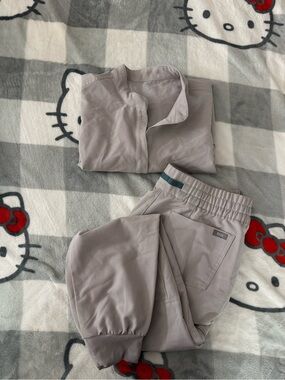 Figs Women's Scrub Top and Jogger Set in gray